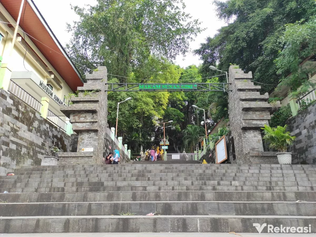 Makam Sunan Giri Wisata Religi Penuh Sejarah